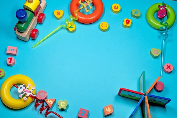 Барвисті дитячі освітні іграшки на синьому фоні — стокове фото