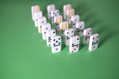 Dominolar yeşil arka planda seçici bir odak üzerinde dururlar