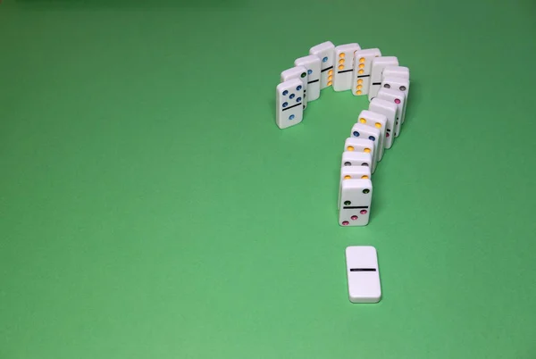 Frågetecken av dominobrickor som ett begrepp av okänt problem — Stockfoto