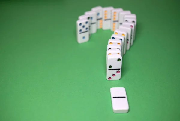 Frågetecken på dominobrickor som begrepp okänt problem selektivt fokus — Stockfoto