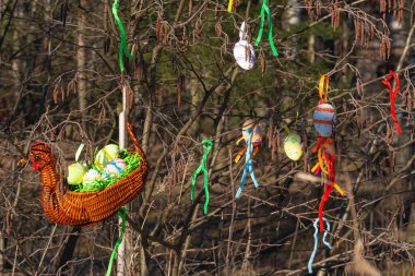 Geleneksel Paskalya süsü, parlak yumurtalarla süslenmiş ağaç dalları.