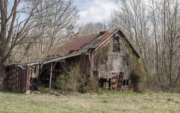 Celeiro em decomposição na América rural . — Fotografia de Stock