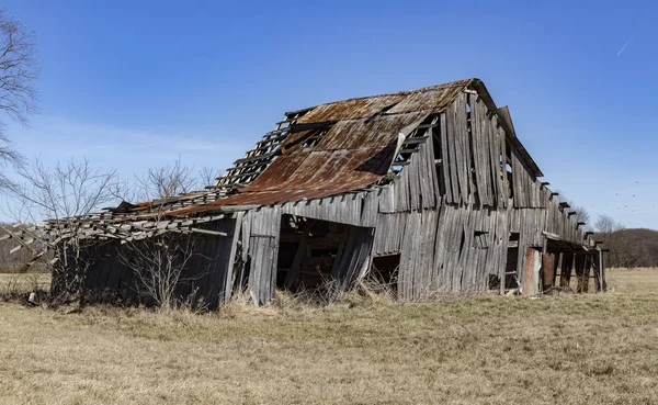 Hambar prăbușit în zona rurală . — Fotografie, imagine de stoc