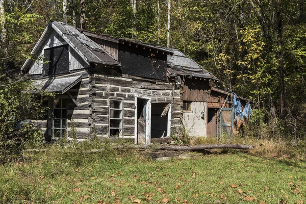 Разлагающаяся деревенская хижина . — стоковое фото