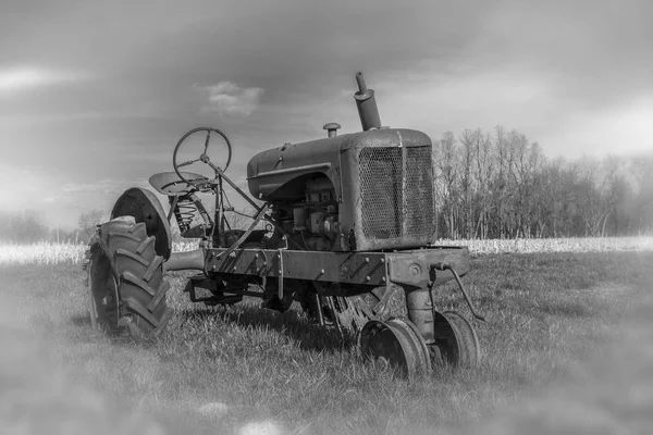 Åldrande Traktor Ett Landsbygdens Fält Svart Och Vitt — Stockfoto