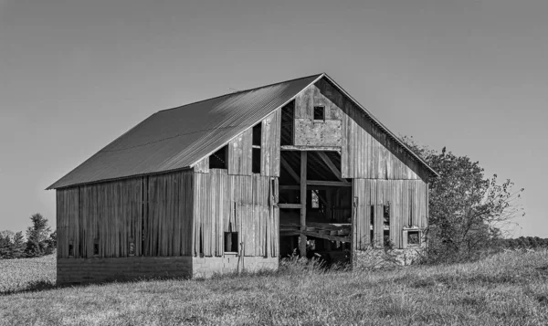 田舎の老朽化した納屋 — ストック写真