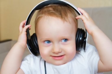 Çocuk kulaklıkla müzik dinliyor.