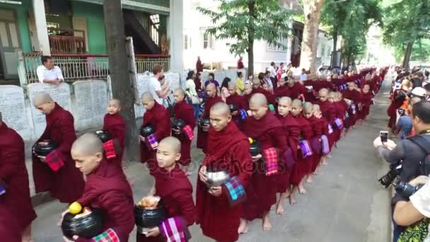 Procesión del monje en el monasterio, Myanmar . — Vídeo de stock