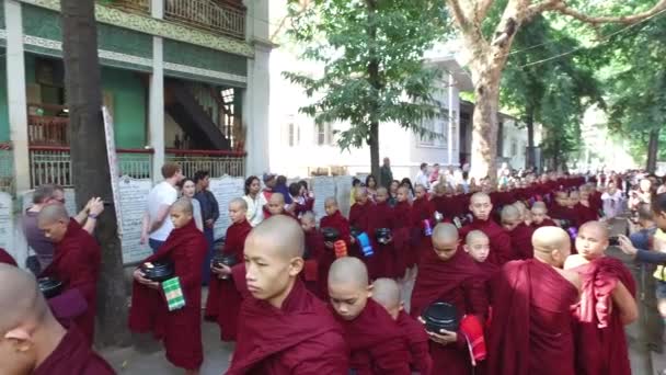 미얀마에 있는 Mahagandayon 수도원에서 승려 — 비디오