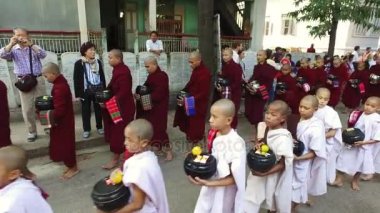 Monk'un yemek alayı Myanmar