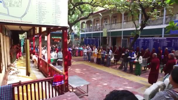 Élelmiszer alamizsnát, a szerzetesek, Mianmar — Stock videók