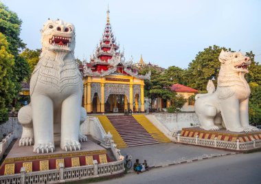 Sutaungpyai Tapınağı giriş, Myanmar