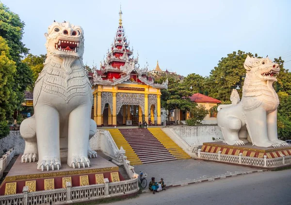 Wejście do świątyni Sutaungpyai, Myanmar — Zdjęcie stockowe