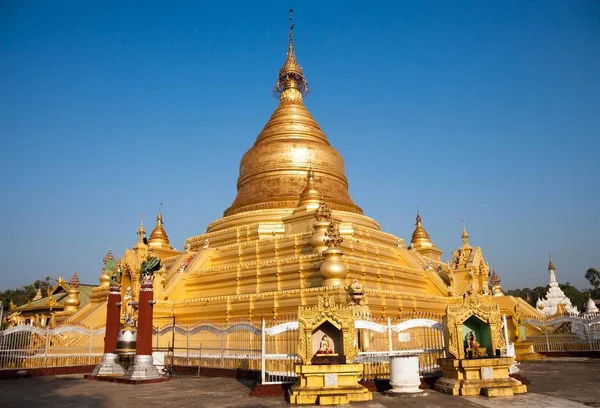 Kuthodaw förgylld pagoden i Mandalay — Stockfoto