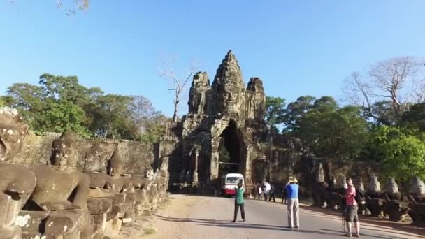 Angkor Thom gateway i Kambodja — Stockvideo