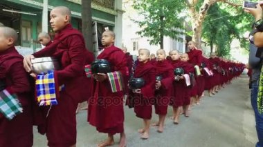 Rahipler yemek alayı, Myanmar