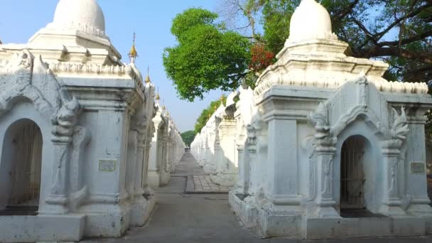 Kuthodaw Pagode Stupas in Mandalay — Stockvideo