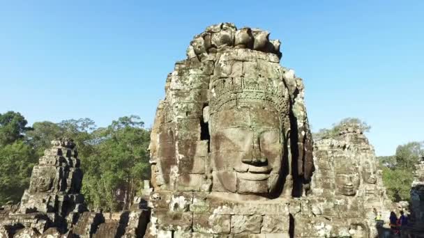 Smailing ansikten på Bayon Temple — Stockvideo