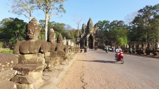 Gardiens de la porte en pierre à Angkor Wat — Video