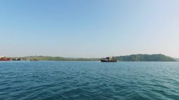 Поездка на лодке на пляже Нгапали, Мьянма — стоковое видео