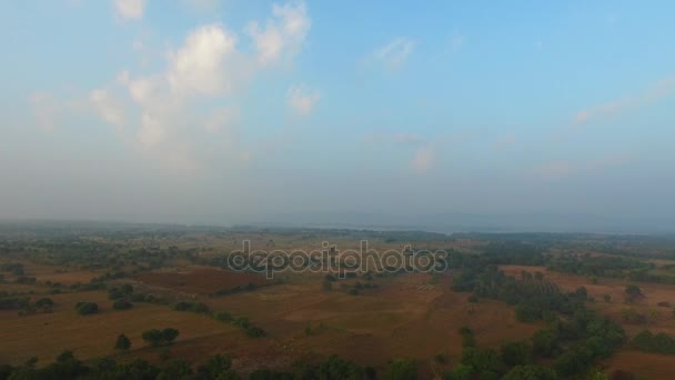 Ballonvaart over de vlakte Bagan in Myanmar — Stockvideo