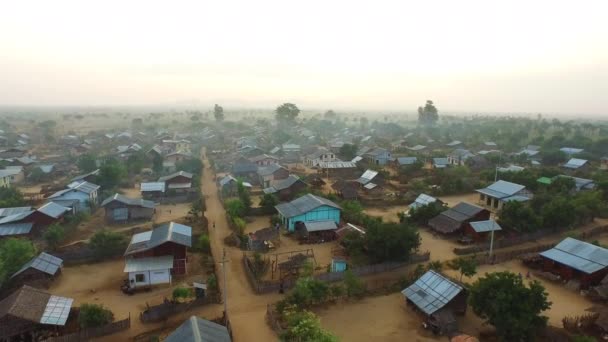 Ballonvaart over dorp in Bagan — Stockvideo