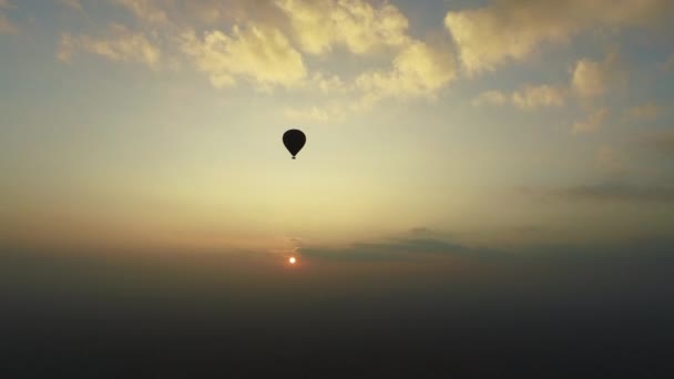 Політ на повітряній кулі на сході сонця — стокове відео