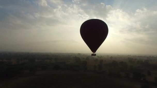 Balon o wschodzie słońca w mieście Bagan — Wideo stockowe
