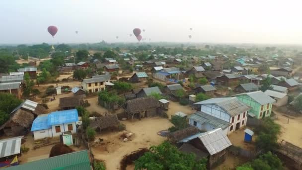 Ballonvaart over Bagan dorp, Myanmar — Stockvideo