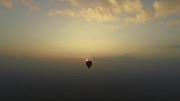 Voo de balão de ar quente ao nascer do sol — Vídeo de Stock