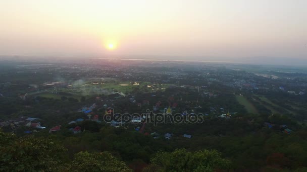 Zonsondergang vanaf de heuvel van Mandalay, Myanmar — Stockvideo