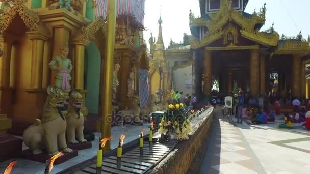 Shwedagon пагода буддійських фари, місті Yangon — стокове відео