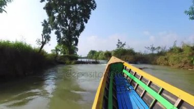 Turist teknesiyle, Inle Gölü ile 
