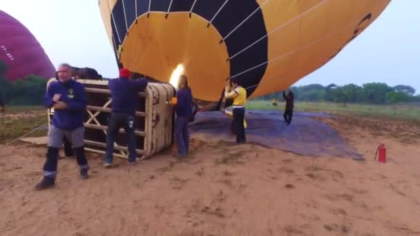 Horkovzdušný balón příprava, Bagan — Stock video