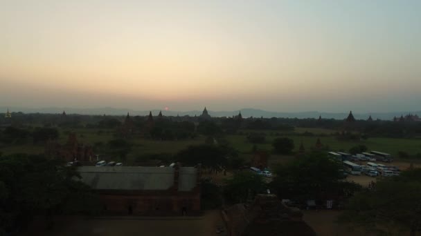 Solnedgång från templet Shwesandaw Pagoda, Bagan — Stockvideo