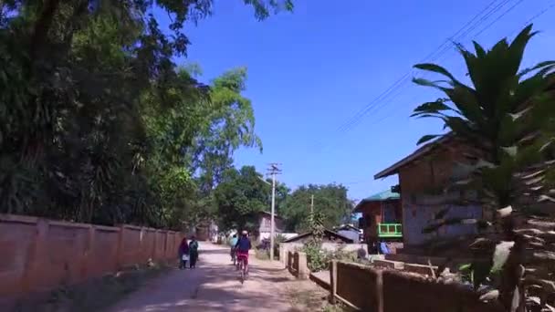 Paseo en bicicleta por el pueblo de pescadores, Myanmar — Vídeos de Stock