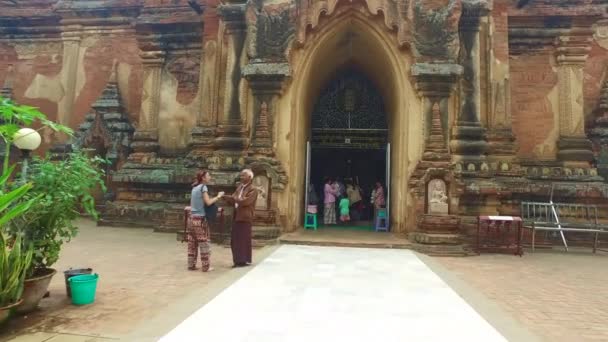 Visitantes del Templo Sulamani en Bagan, Myanmar — Vídeos de Stock