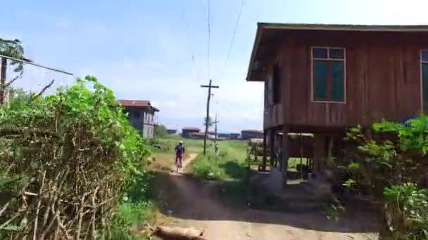 Passeio de bicicleta no Lago Inle, Mianmar — Vídeo de Stock