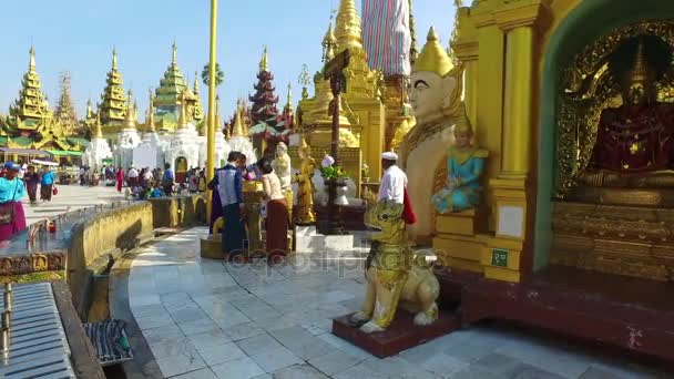 Shwedagon Pagoda komplexum Mianmarban — Stock videók