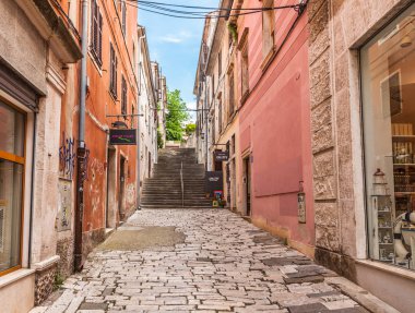 Pula, Hırvatistan-Haziran 10, 2016. Hırvatistan 10 Haziran 2016 Hediyelik eşya mağazaları ve yerel küçük sanat galerileri Pula şehrin eski kasabada tipik sokak görünümü.