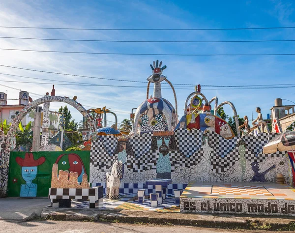 Havana, Küba-Ekim 08, 2016. Jose Fuster ev üzerinde 08 Ekim 2016 yılında Jaimanitas, Havana, Küba, daha çok renkli mozaik için Fusterlandia bilinen mahalle girişinde.