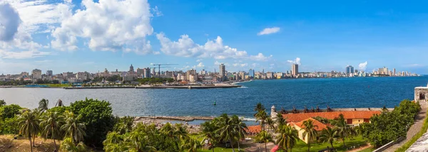 Panorama görünümüne Morro Kalesi: Havana şehir ve Malecón, tarihi anıtlar ve oteller ile biberli geniş yaya geçit okyanusun yanında.