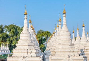 Sandamuni Pagoda stupas en fazla Mandalay, Myanmar. 1774 beyaz türbelerin tarafından çevrili merkezi pagoda her tek bir mermer konut Buda öğretilerini ile levha ve Mandalay tepenin bulunan.
