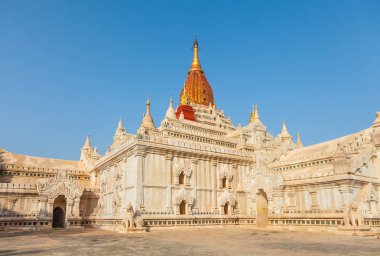 Eski Bagan, Myanmar Ananda tapınakta. Budist tapınağı dört ayakta Budalar, her biri Doğu, Kuzey, Batı ve Güney Kardinal yöne bakarak evleri.