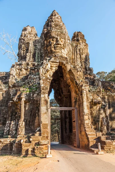 Güney kapısı Angkor Thom Bayon tapınağa Siem Reap, Kamboçya Angkor arkeolojik Park'ta