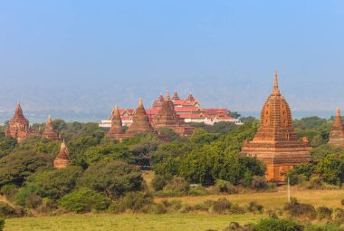 Antik Budist tapınakları ve Bagan Arkeoloji Müzesi Eski Bagan arkeolojik bölgede Myanmar peyzaj Manzaralı.