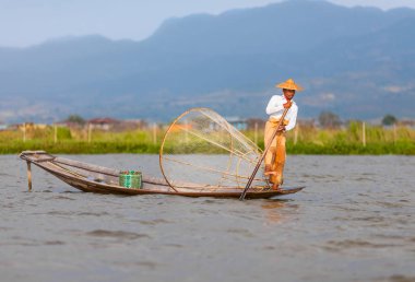 Inle Gölü, Myanmar-Aralık 19, 2015. Balıkçı Shan devlet balıkçılık geleneksel net ve tekne ile 19 Aralık 2015 tarihinde Inle Gölü Myanmar Intha etnik gruptan.