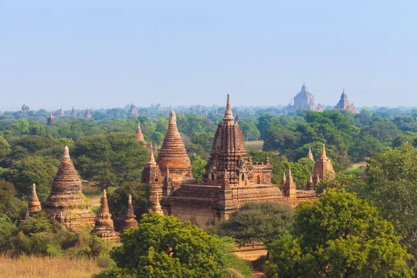 Antik Budist tapınakları eski Bagan arkeolojik bölgede Myanmar.