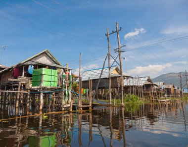 Inle Gölü. Myanmar-Aralık 21, 2015. Geleneksel ahşap Uzunbacak görünümünü benim Thauk köyün su üzerinde 21 Aralık 2015 Inle Gölü Myanmar evler.