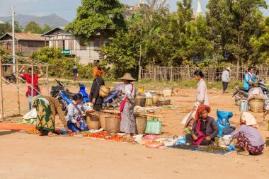 Inle Gölü, Myanmar-Aralık 20, 2015. Onların mal ve ne Pazar Market yerel Ywama Köyü, alanı çevreleyen tepe kabileleri satmak ve Myanmar Inle Gölü 20 Aralık 2015 satın nereden satın almak seyir alıcılar satan satıcılar.